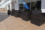 Маси и столове от кафяв ратан,придаващи стил и комфорт